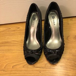 Black heels with bow